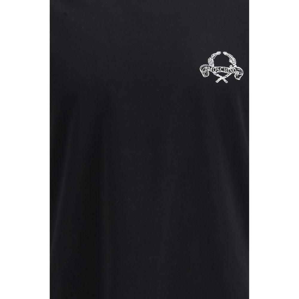 T-Shirt by Moschino for men in organic cotton black features an edgy silhouette, meticulously detailed with a sophisticated and for a truly edgy finish.