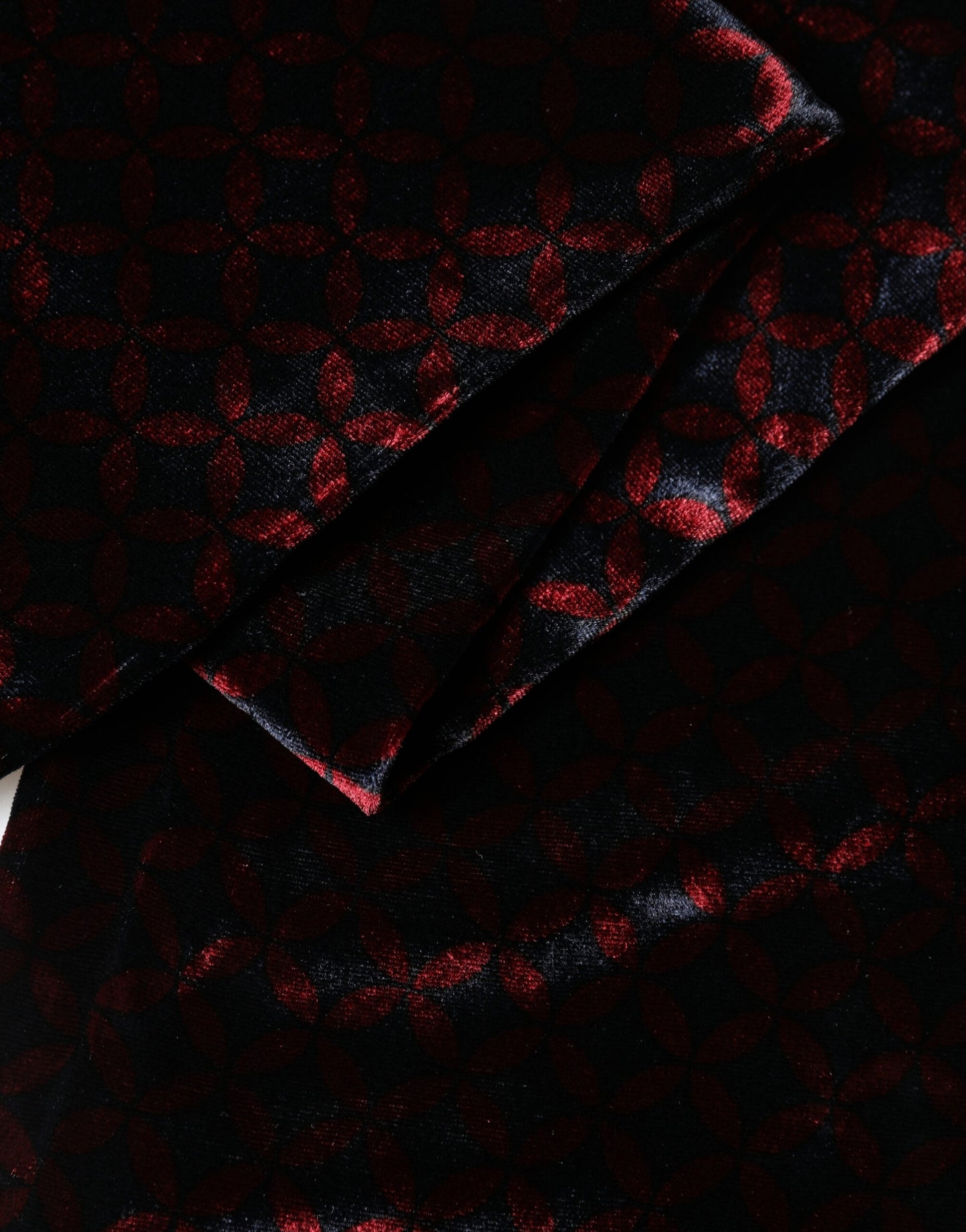 Dolce & Gabbana Black Red Rayon Geometric Pattern Fringe 140cm X 16cm Scarf
