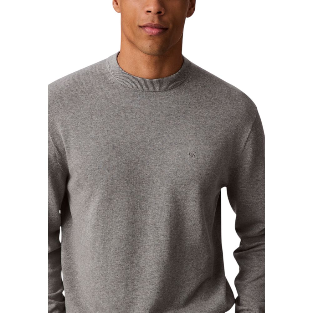 Sweatshirt by Calvin Klein Jeans for men in cotton gray features an magnificent silhouette, showcasing a sophisticated and detail for a truly magnificent finish.