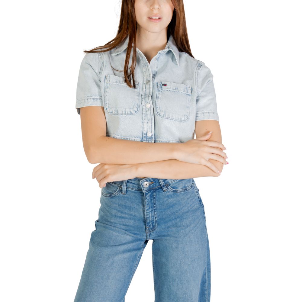 Shirt by Tommy Hilfiger Jeans for women in lyocell & cotton light-blue features an polished silhouette, showcasing a sophisticated and detail for a truly polished finish.