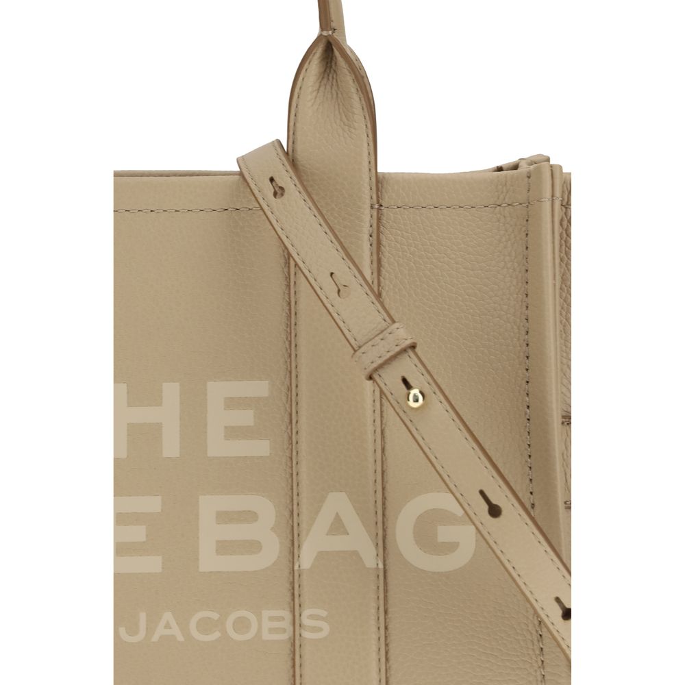 Medium Tote Handbag by Marc Jacobs for women in bos taurus calf grained leather beige & monogram presents a ornamental silhouette, showcasing a secure zipper, ample , and versatile shoulder-strap, adjustable-strap & handle for a ornamental finish.