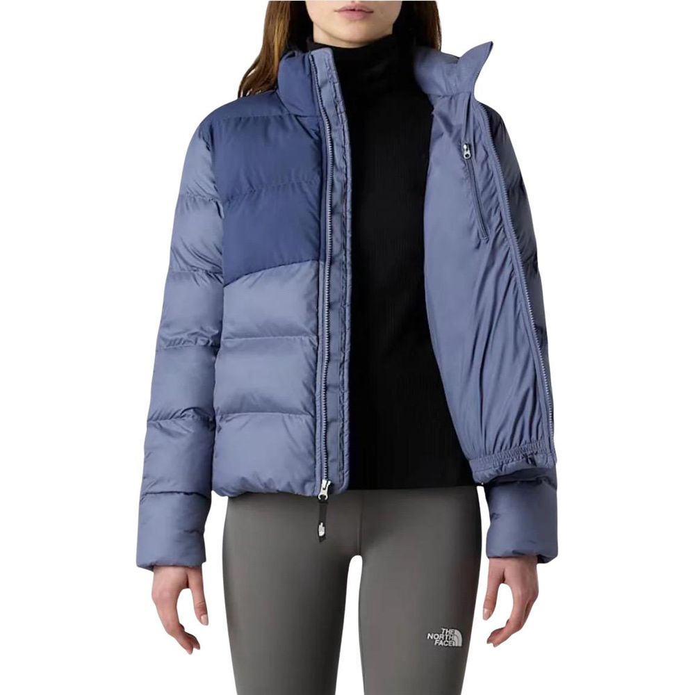 Overcoat by The North Face for women in polyester blue showcases a enveloping silhouette, detailed with distinctive pockets & insulated and a enveloping .