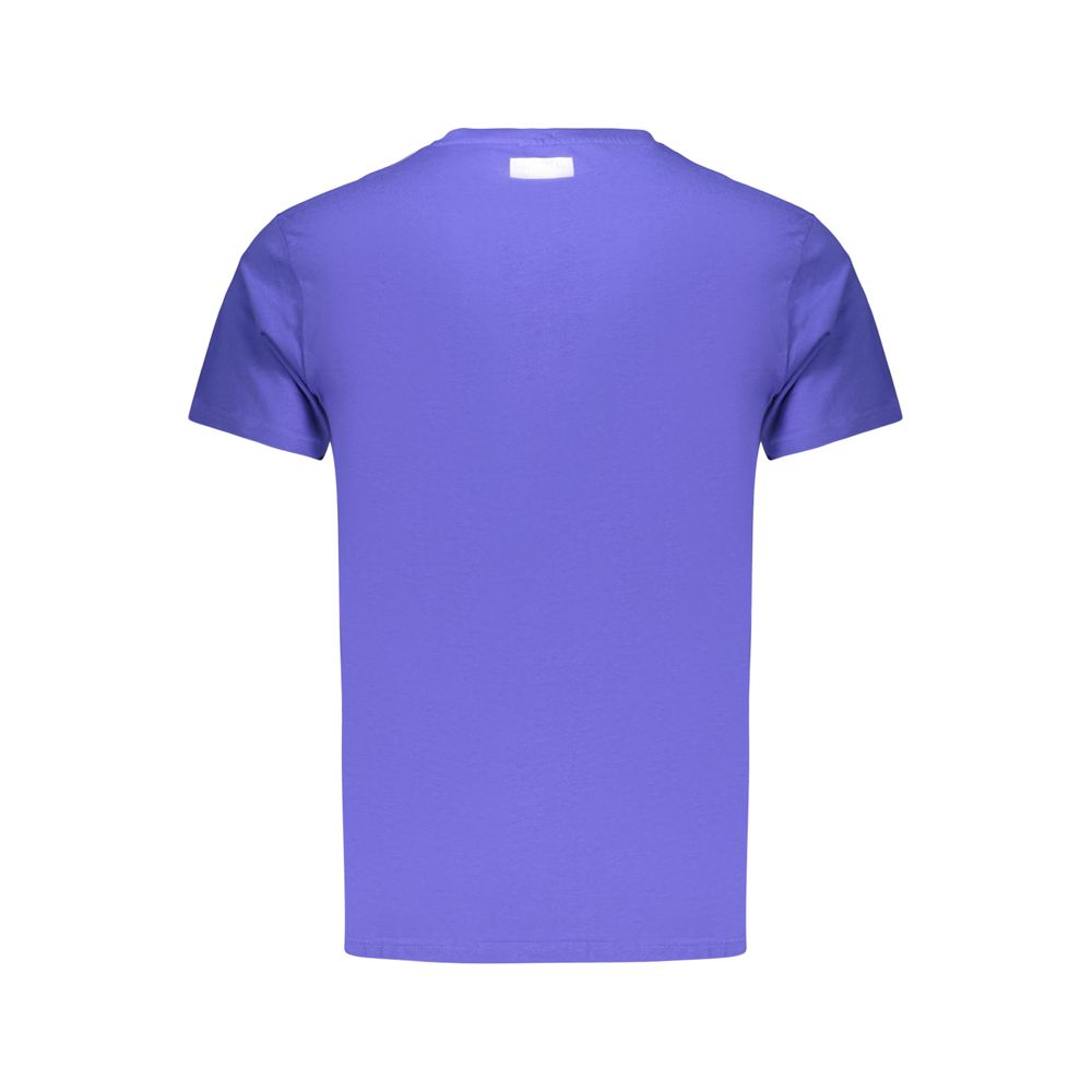 T-Shirt by Bikkembergs for men in cotton blue features an on trend silhouette, perfectly showcasing a on trend and for an elevated aesthetic.