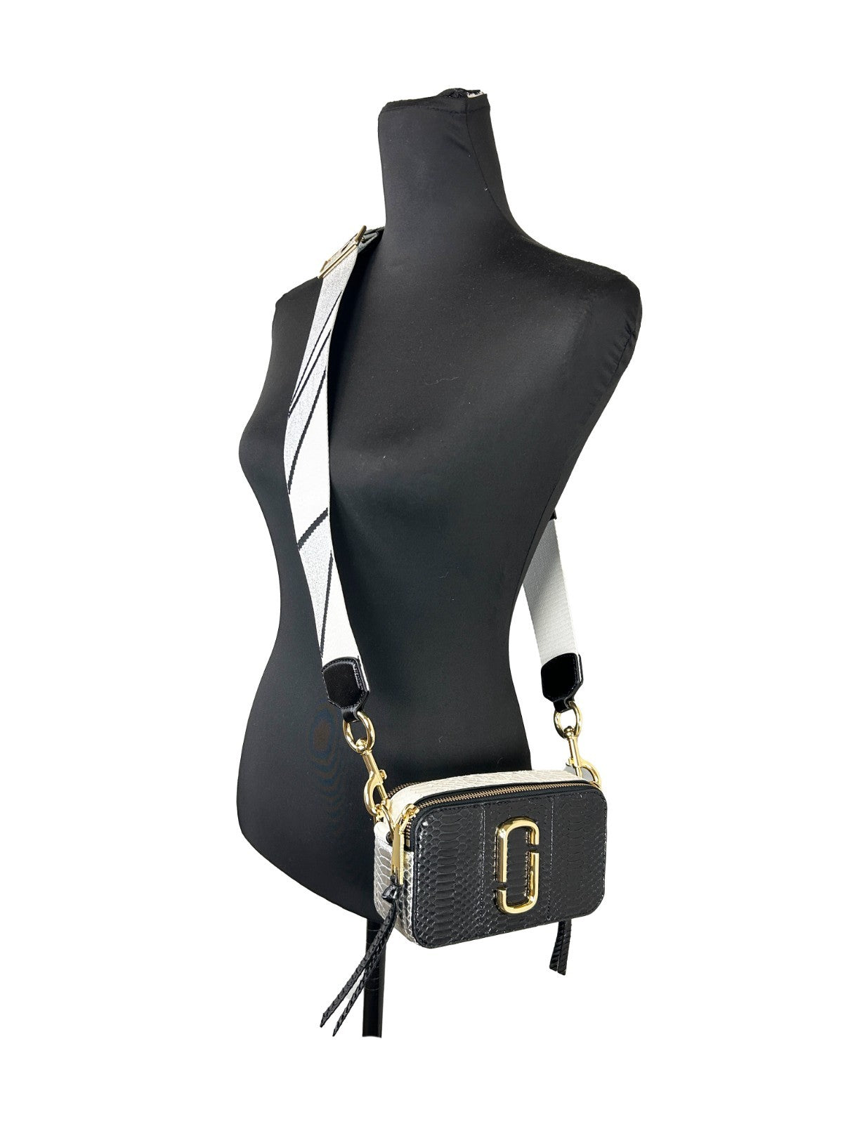 Compact Crossbody Handbag by Marc Jacobs for women in calfskin beige, gold & patterned features a exquisite silhouette, showcasing a secure zipper and exquisite with versatile crossbody-strap, adjustable-strap & detachable-strap for a exquisite finish.