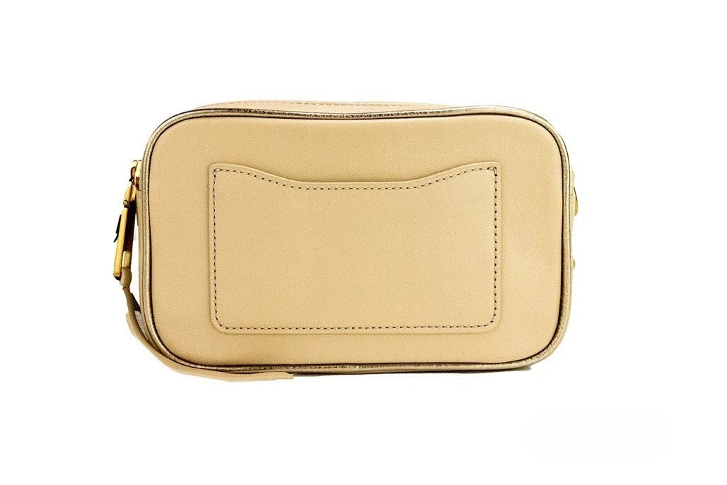 Travel Crossbody Camera Handbag by Marc Jacobs for women in leather beige, gold & ivory features an multi-faceted design with a secure zipper, ample built-in-compartments, and versatile crossbody-strap, adjustable-strap & detachable-strap for a multi-faceted finish.