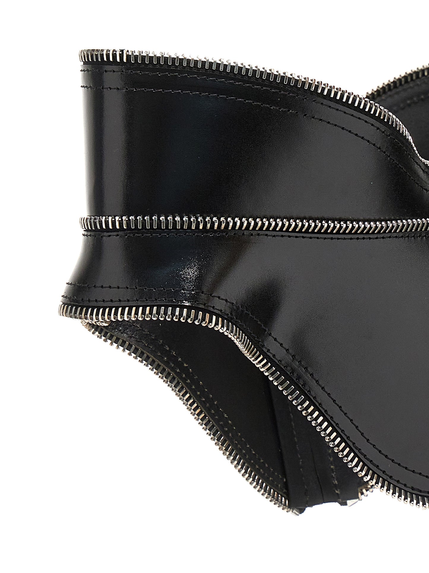 Belt by Alexander McQueen for women in leather black features an distinguished design, perfectly showcasing the sophisticated craftsmanship of this distinguished Leather Belt.