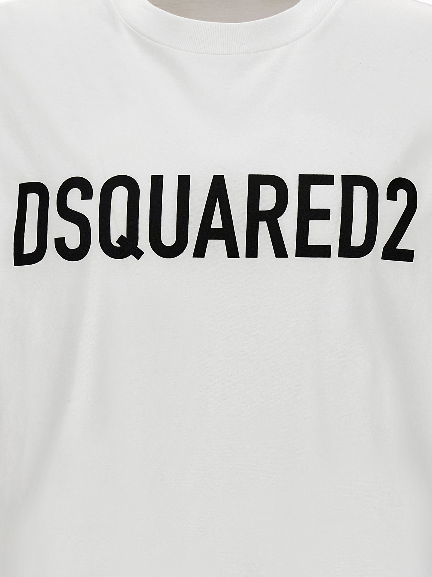 T-Shirt by Dsquared² for men in cotton bicolour, black, white & print features an edgy silhouette, meticulously detailed with a sophisticated and for a truly edgy finish.