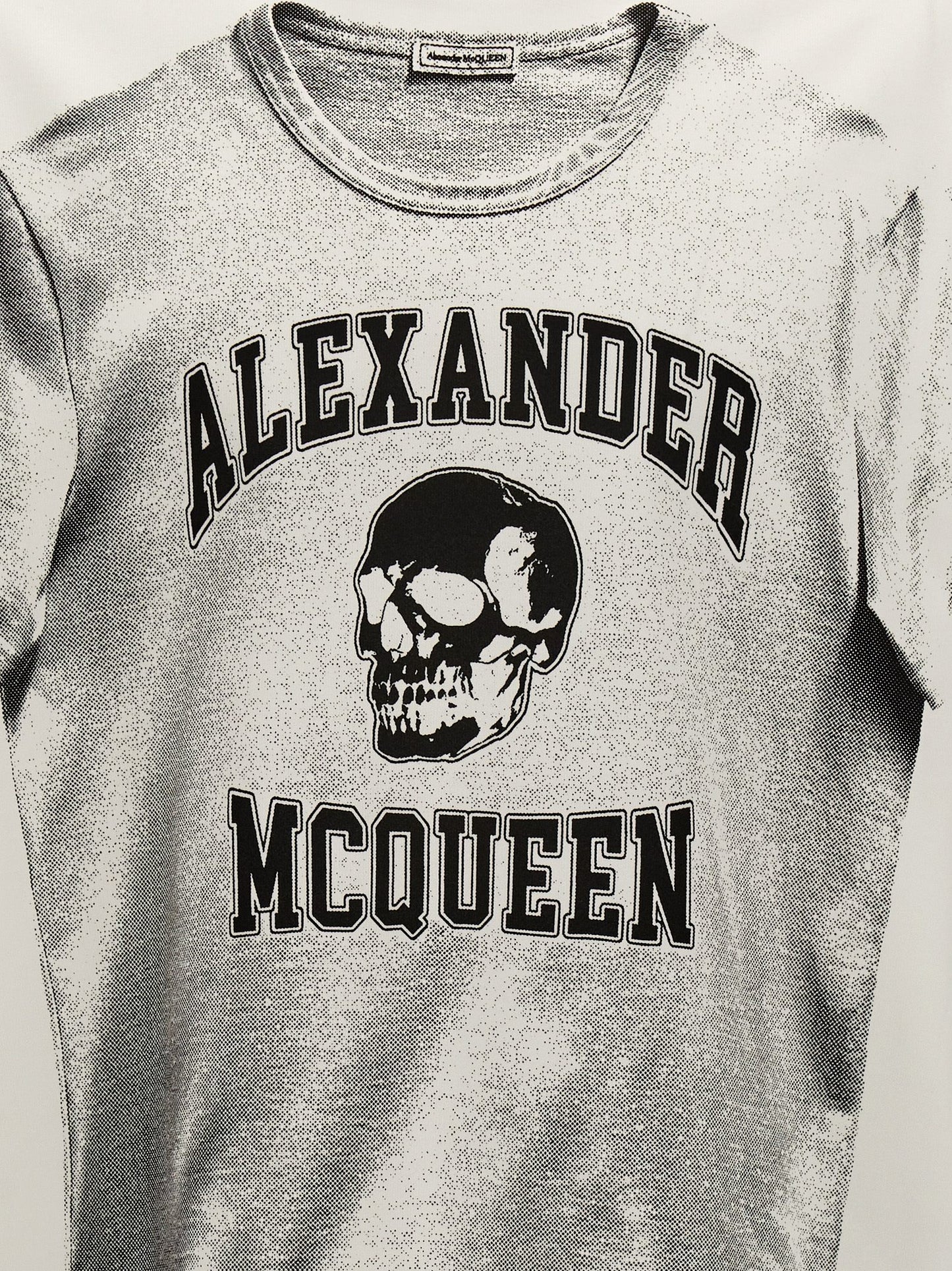 T-Shirt by Alexander McQueen for men in cotton bicolour, black, white & print showcases a dramatic silhouette, elegantly detailed with a dramatic and for a truly dramatic finish.