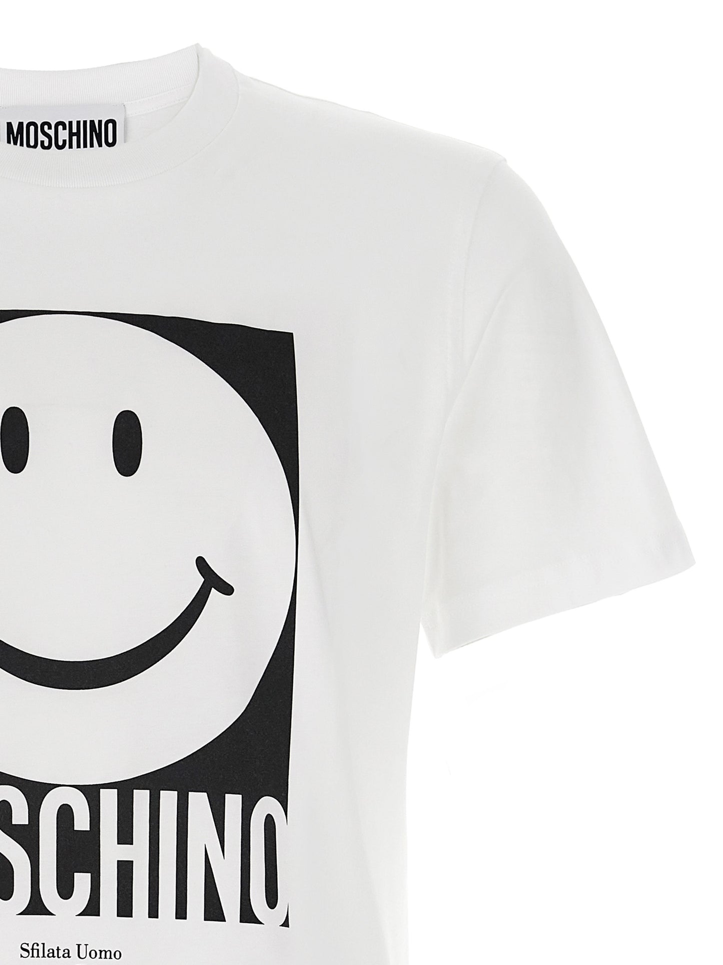 T-Shirt by Moschino for men in organic cotton white & print features an on trend silhouette, perfectly showcasing a on trend and for an elevated aesthetic.