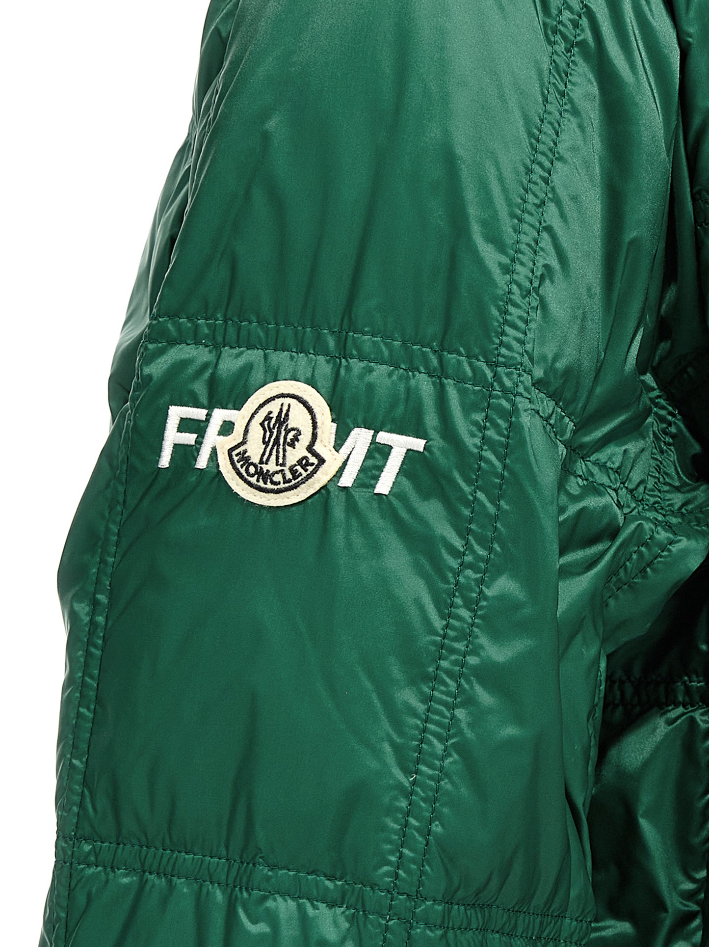 This Puffer Jacket by MONCLER GENIUS for men in polyamide felt & feathers bicolour & green exhibits a edgy silhouette, meticulously detailed with functional insulated and a edgy for a edgy finish.