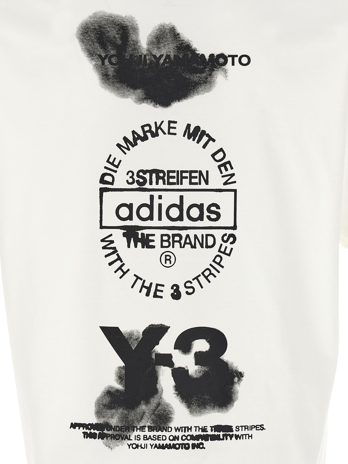 T-Shirt by Y-3 for men in cotton bicolour, black, white & print features a plush silhouette, showcasing a sophisticated and for a truly plush finish.