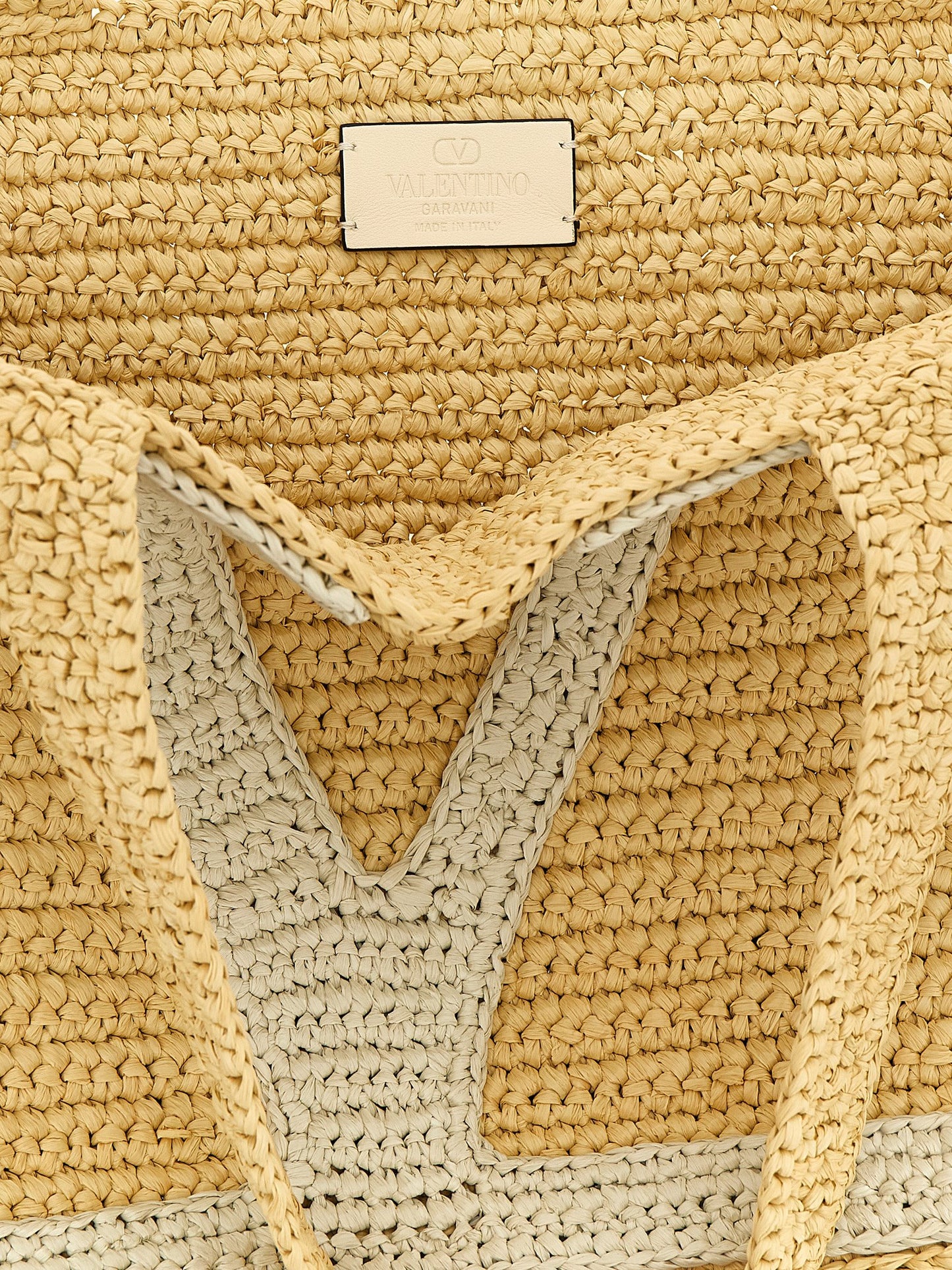 Shopper Tote Bag by Valentino Garavani for women in raffia polyester polyurethane python leather white & signature features an sumptuous Viva Superstar V Logo Raffia Polyester Polyurethane Python Leather Shopper Tote Bag design with a secure , ample , and versatile handle for an sumptuous finish.