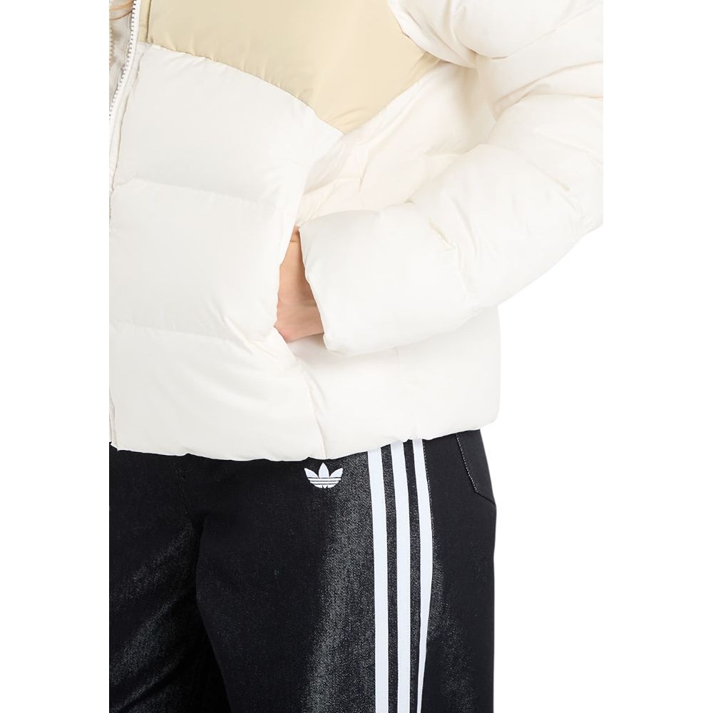 Overcoat by The North Face for women in polyester cream presents a luxurious silhouette, showcasing a luxurious and sophisticated lightweight & insulated for a premium, luxurious look.