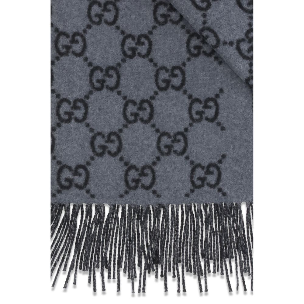 Scarf by Gucci for men in cashmere & capra leather blue & patterned presents a effortlessly chic silhouette, artfully capturing the essence of the effortlessly chic Gg Cashmere & Capra Leather Foulard Fringes Scarf design for a sophisticated look.