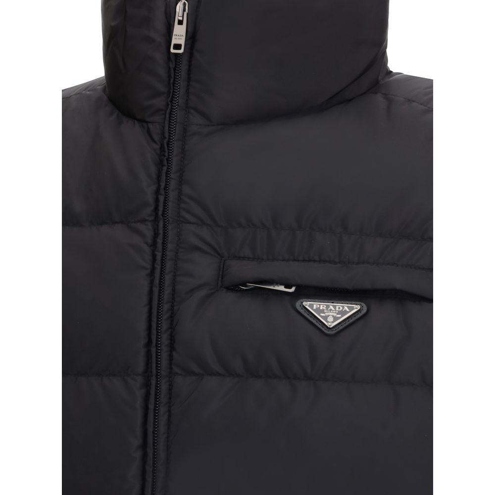 Vest by Prada for men in nylon & goose-down black showcases a utilitarian silhouette, artfully incorporating pockets & insulated and a utilitarian for a truly utilitarian finish.