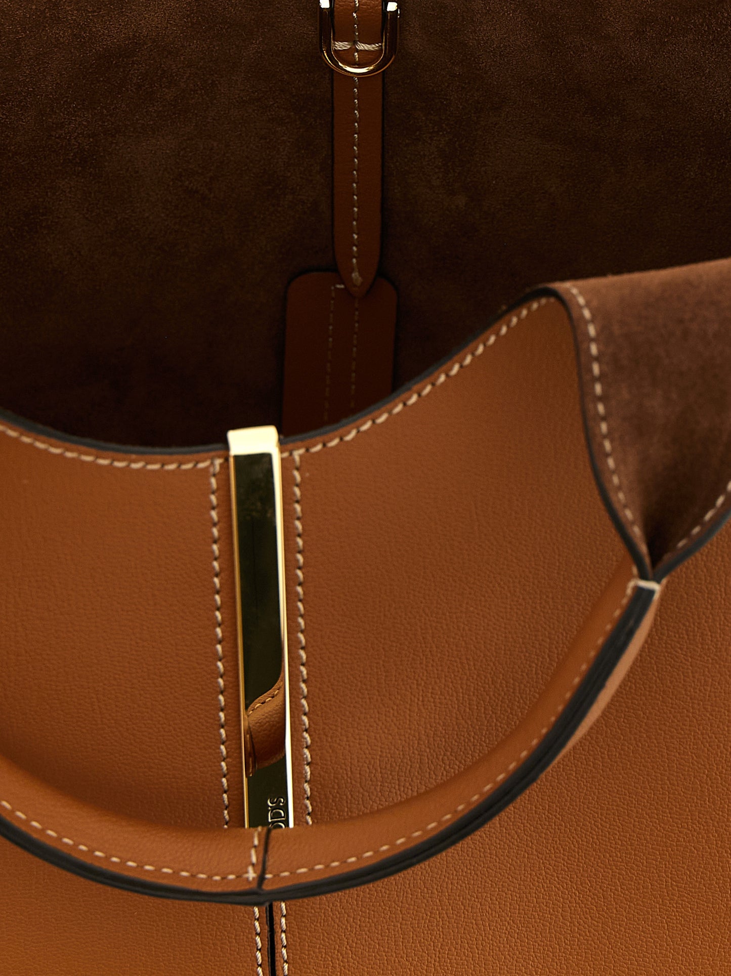 Mni Tote Bag by Tod's for women in calfskin leather brown & gold features an jet-setting Calfskin Leather Mni Tote Bag design with a secure , jet-setting , and versatile shoulder-strap & handle for a jet-setting look.