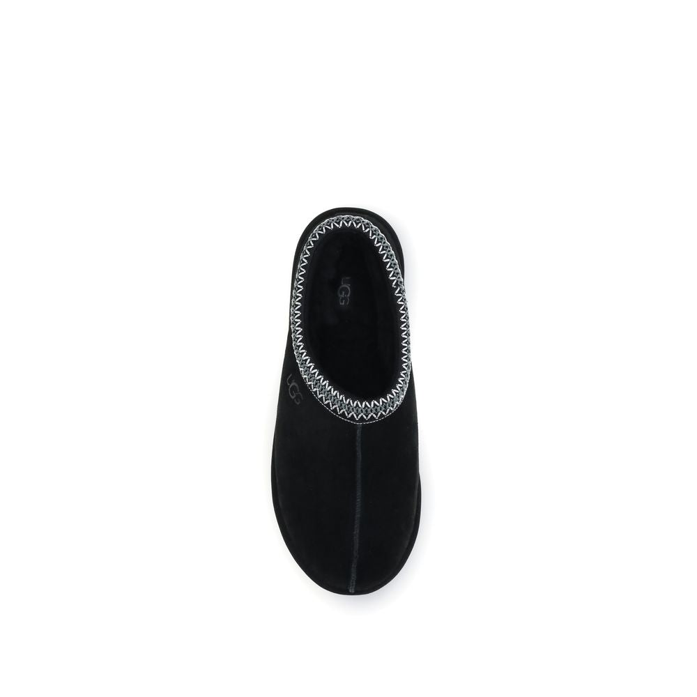 Flat Shoes by UGG for men in leather black showcases a enchanting silhouette as part of the Men's Leather Flat Shoes collection, defined by a enchanting and for a enchanting look.