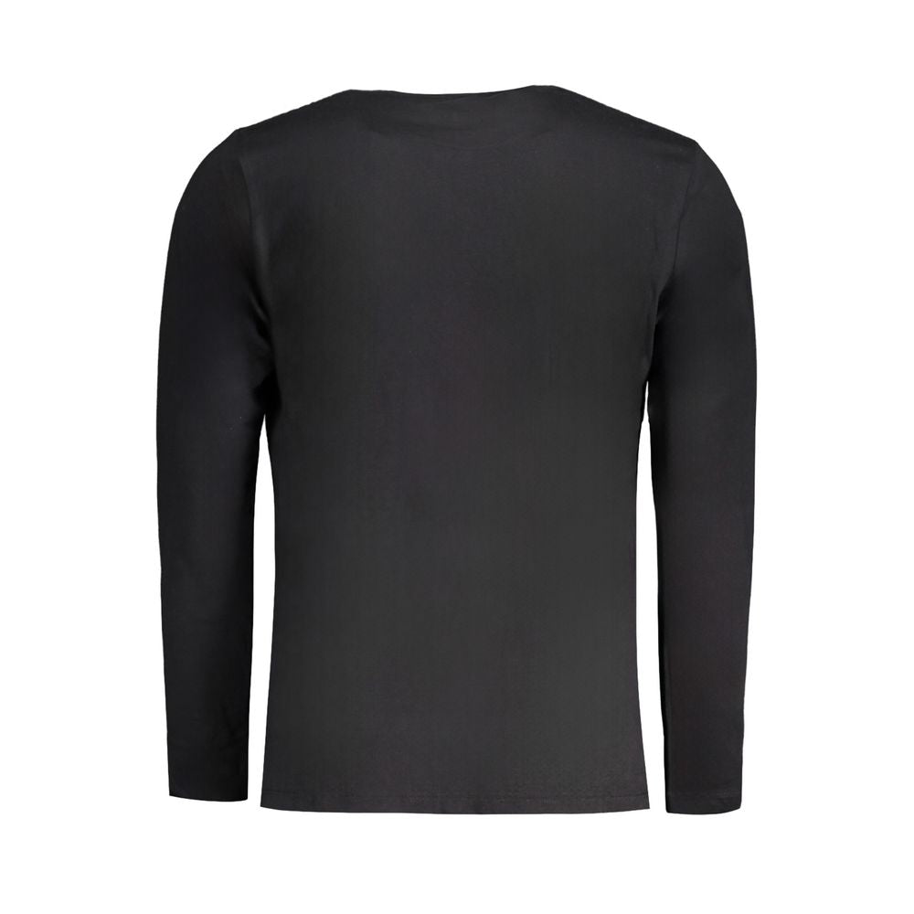 T-Shirt by Pepe Jeans for men in cotton black & print features an edgy silhouette, meticulously detailed with a sophisticated and for a truly edgy finish.