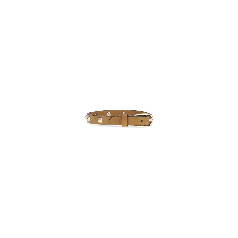 Bracelet by Valentino Garavani for women in bos taurus calfskin leather brown & gold features an svelte silhouette, showcasing the svelte of the Rockstud Women's Bos Taurus Calfskin Leather Bracelet for a sophisticated, svelte look.