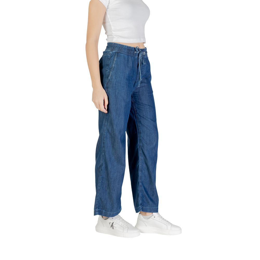Jeans by Street One for women in lyocell & denim cotton blue features an sophisticated high rise and regular-fit, wide & mom with a precise long, creating a sophisticated and sophisticated silhouette.