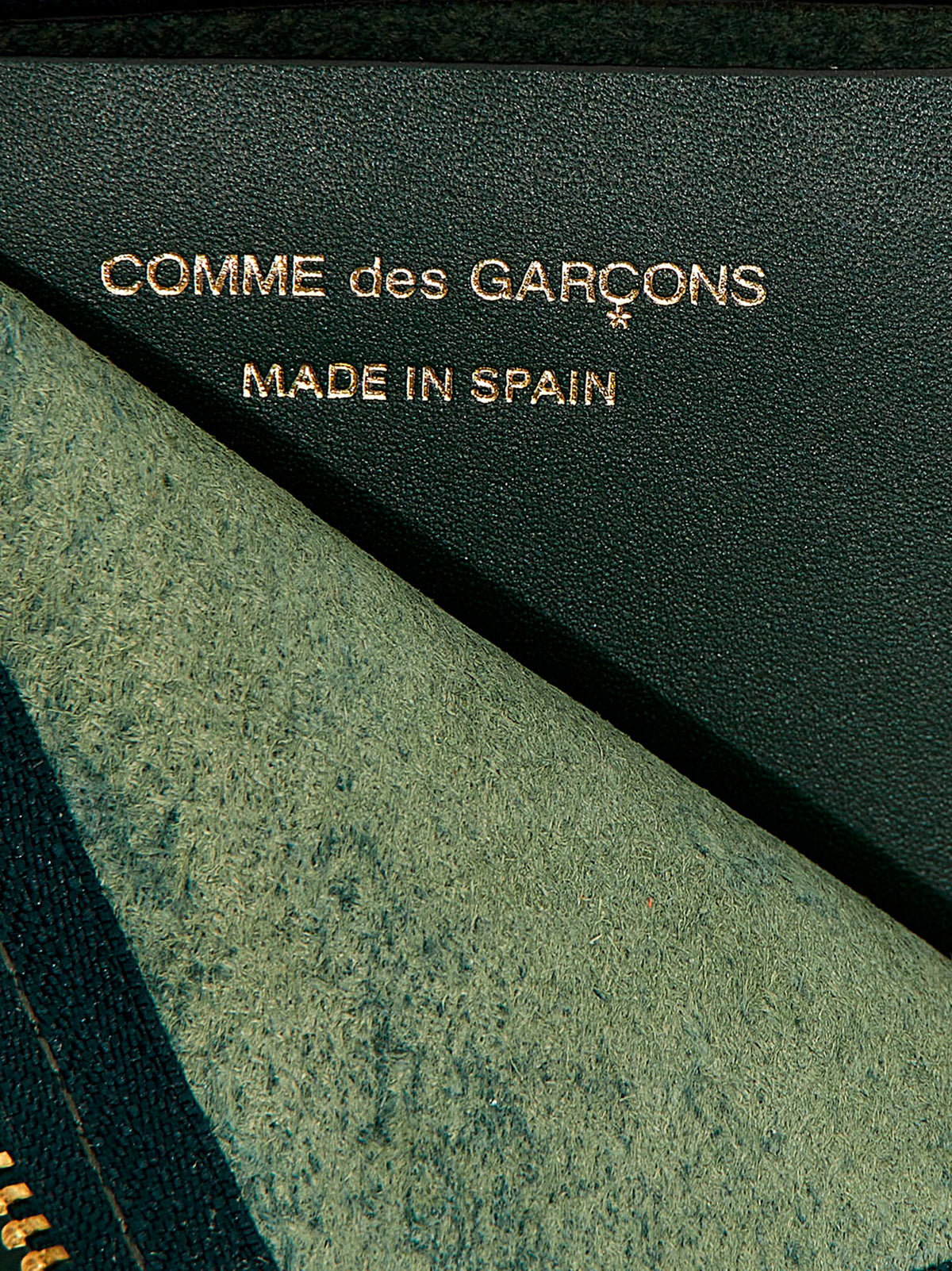 Cardholder Card Case by Comme Des Garçons for women in bos taurus calfskin leather bicolour & green features an dynamic silhouette from the Arecalf Bos Taurus Calfskin Leather Cardholder Card Case collection, highlighting dynamic card-organization zip-around for a premium and sophisticated look.