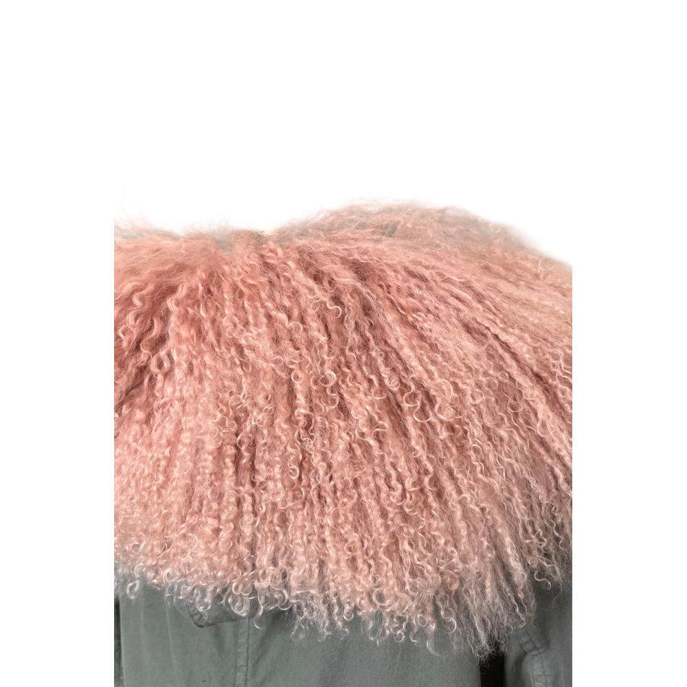 This Hooded Parka by Mr&Mrs Italy for women in cotton fur polyester & leather multicolor & pink presents a enveloping silhouette, meticulously detailed with pockets & hooded and a enveloping .