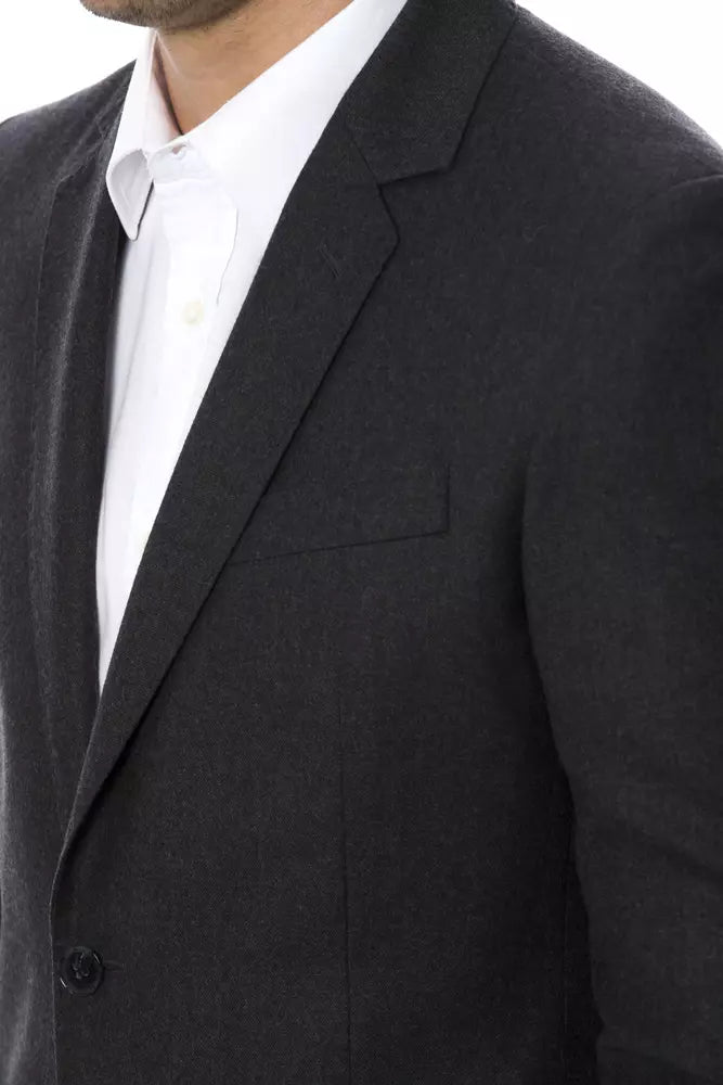 This Blazer by Verri for men in wool gray presents a tailored silhouette, meticulously tailored with a tailored and distinctive for a tailored finish.