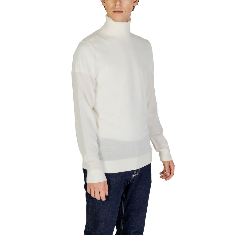 This Sweater by Calvin Klein Jeans for men in wool cream presents a understated silhouette, featuring a sophisticated and for a understated finish.