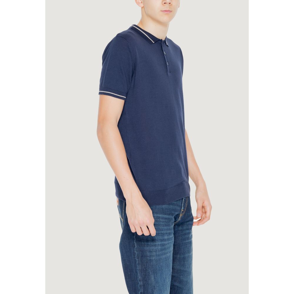 T-Shirt by Hamaki-Ho for men in cotton blue showcases a chic silhouette, artfully detailed with a chic and for a chic finish.