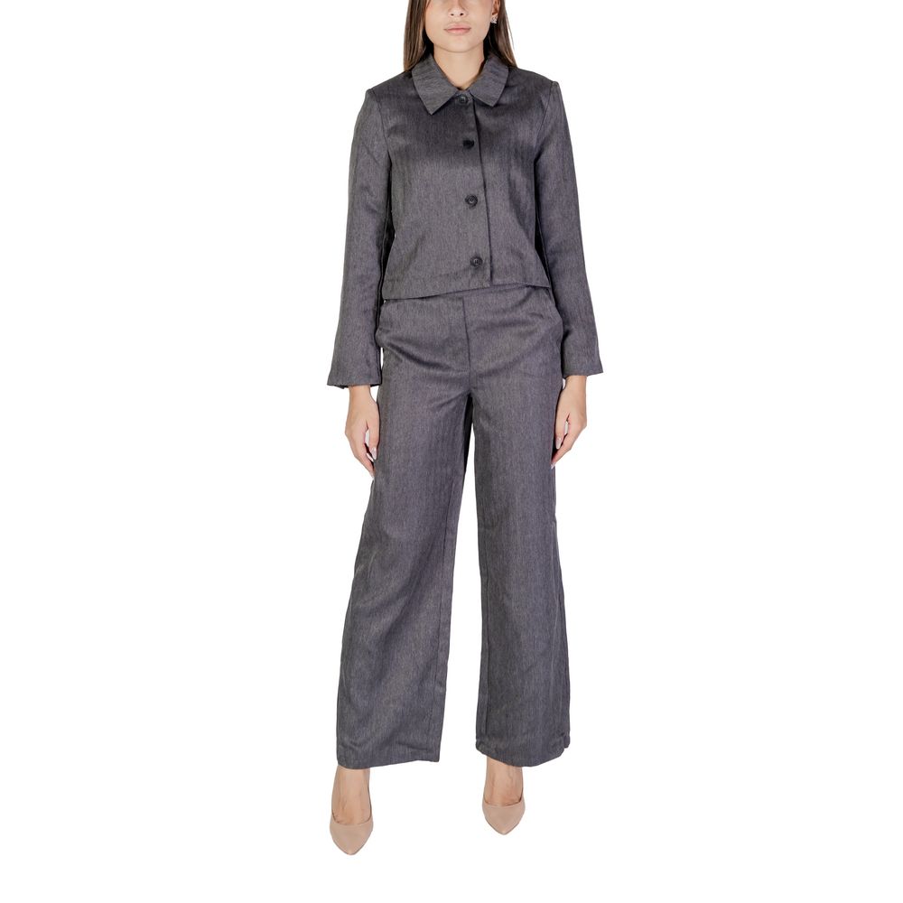 Suit by Jacqueline De Yong for women in polyester gray presents a impeccable silhouette, artfully detailed with a impeccable and for a truly impeccable and sophisticated finish.