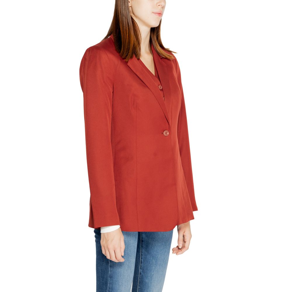 Suit by Vero Moda for women in polyester red presents a luxurious silhouette, showcasing a sophisticated and luxurious for a refined, high-fashion look.