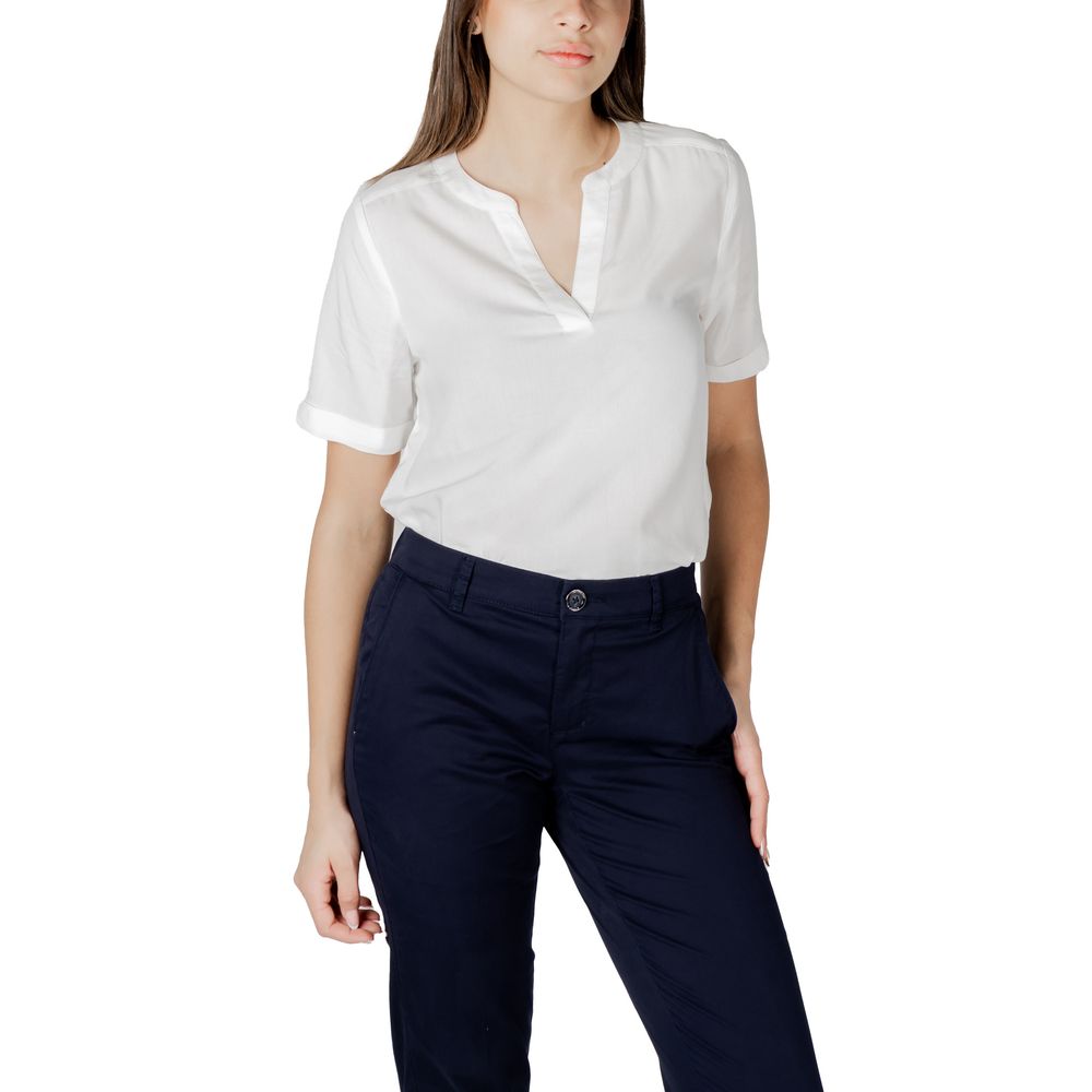 Shirt by Street One for women in viscose white presents a discerning silhouette, showcasing a sophisticated and for a truly discerning finish.