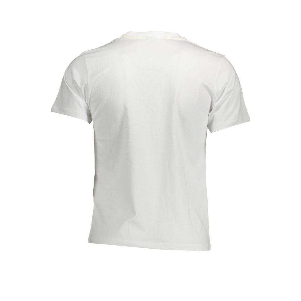 T-Shirt by North Sails for men in cotton white & print showcases a dramatic silhouette, elegantly detailed with a dramatic and for a truly dramatic finish.