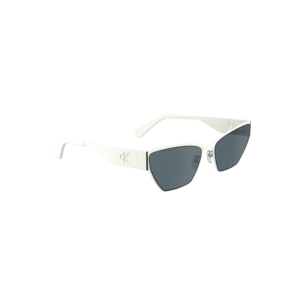 Sunglasses by Calvin Klein for women in metal white features an lustrous cat-eye frame design with white coloured frame detailing and for a lustrous aesthetic.