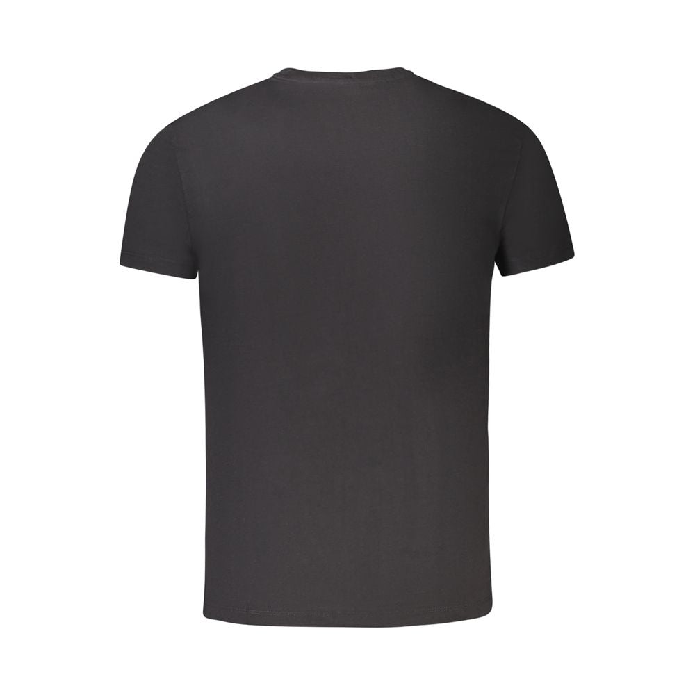 T-Shirt by Timberland for men in cotton black features an on trend silhouette, perfectly showcasing a on trend and crew neckline for an elevated aesthetic.