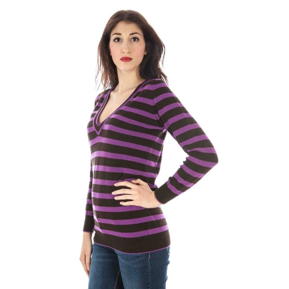 Sweater by Fred Perry for women in wool purple showcases a downtown chic silhouette, artfully finished with a downtown chic and for a sophisticated, high-end look.