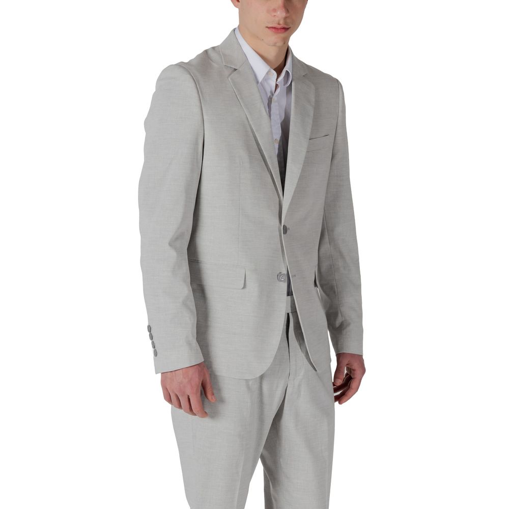 This Blazer by Antony Morato for men in stretch polyester & viscose gray presents a tailored silhouette, meticulously tailored with a tailored and distinctive for a tailored finish.