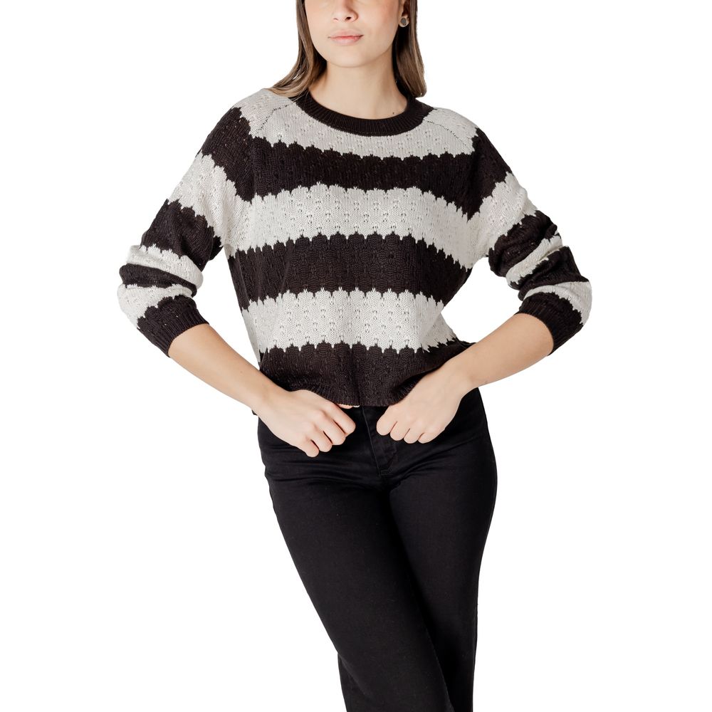 Sweatshirt by Jacqueline De Yong for women in marabou black & white features an magnificent silhouette, showcasing a sophisticated and detail for a truly magnificent finish.
