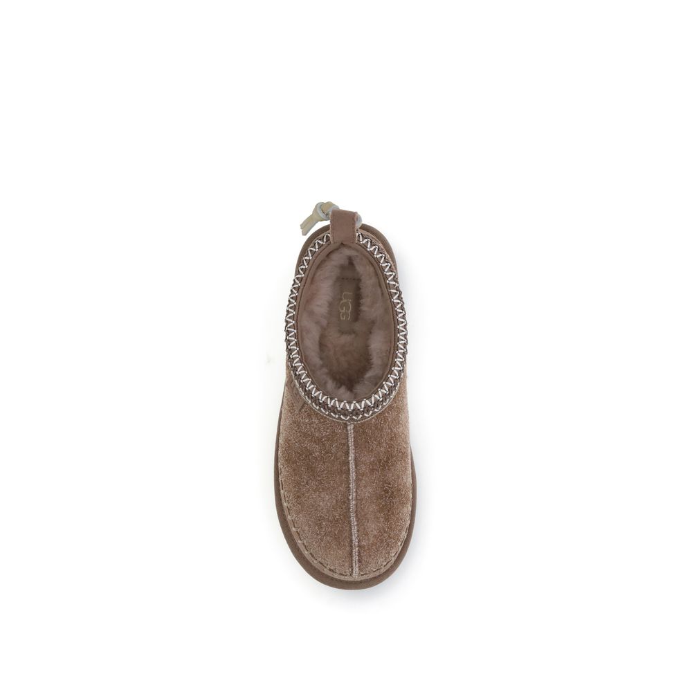Mules Flat Shoes by UGG for women in suede leather & rubber brown presents a stalwart silhouette, showcasing the Women's Suede Leather & Rubber Mules Flat Shoes design with a stalwart and for a sophisticated look.