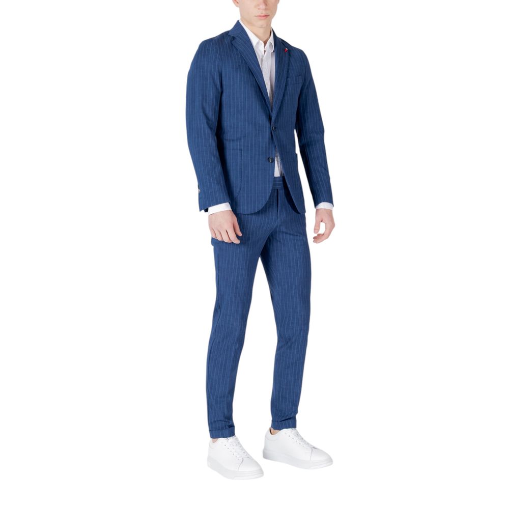 This Pant Suit by Mulish for men in stretch cotton & polyamide blue presents a discerning silhouette, featuring a sophisticated and a discerning slim for a refined and polished look.