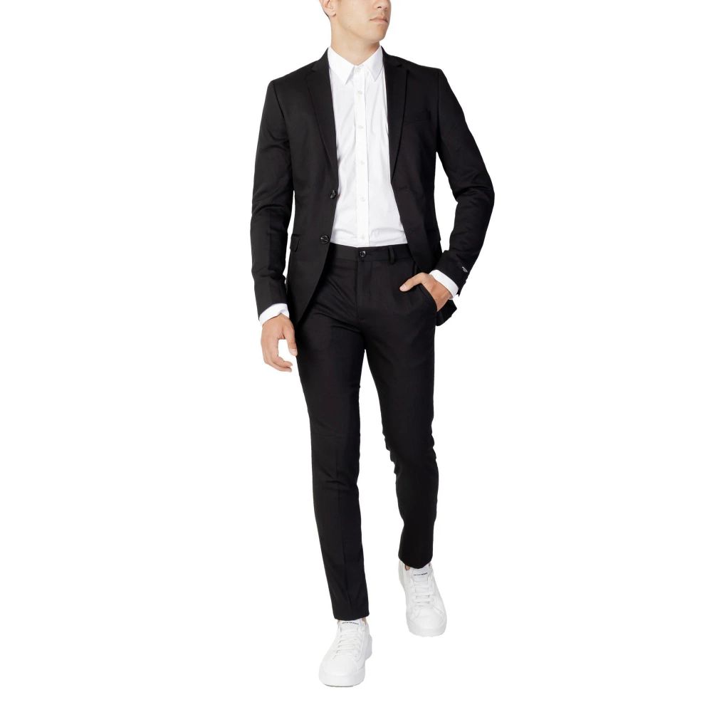 Pant Suit by Jack & Jones for men in stretch polyester & viscose black presents a sublime silhouette, showcasing a sophisticated lapel neckline and a sublime that exemplifies modern elegance.
