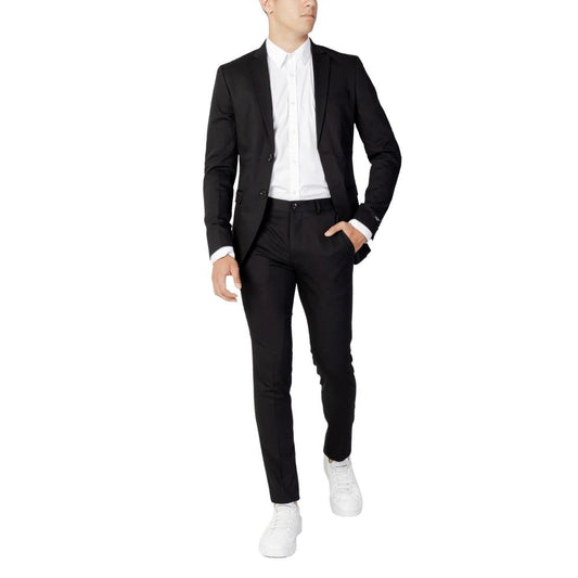 Pant Suit by Jack & Jones for men in stretch polyester & viscose black presents a sublime silhouette, showcasing a sophisticated lapel neckline and a sublime that exemplifies modern elegance.