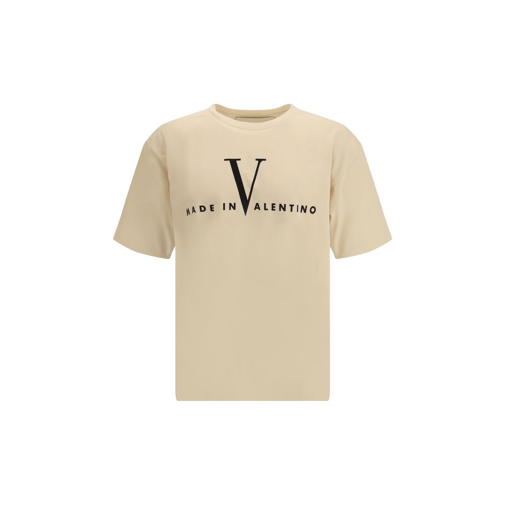 T-Shirt by Valentino Garavani for men in cotton cream & print showcases a dramatic silhouette, elegantly detailed with a dramatic and for a truly dramatic finish.