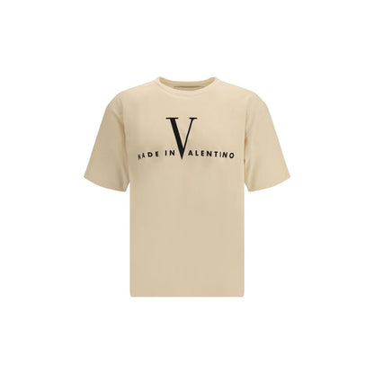 T-Shirt by Valentino Garavani for men in cotton cream & print showcases a dramatic silhouette, elegantly detailed with a dramatic and for a truly dramatic finish.