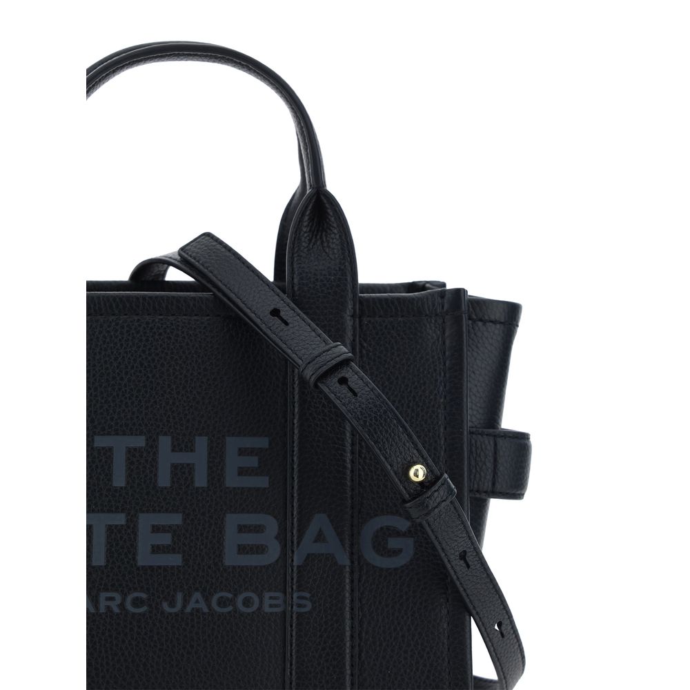 This Small Crossbody Handbag by Marc Jacobs for women in bos taurus calf grained leather and black & monogram presents a sculptural silhouette featuring a secure , ample , and versatile crossbody-strap, shoulder-strap, handle & adjustable-strap for a sculptural finish.