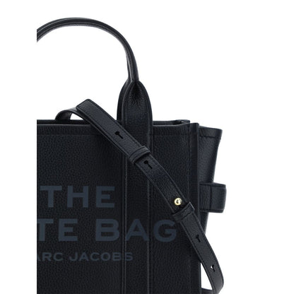 This Small Crossbody Handbag by Marc Jacobs for women in bos taurus calf grained leather and black & monogram presents a sculptural silhouette featuring a secure , ample , and versatile crossbody-strap, shoulder-strap, handle & adjustable-strap for a sculptural finish.