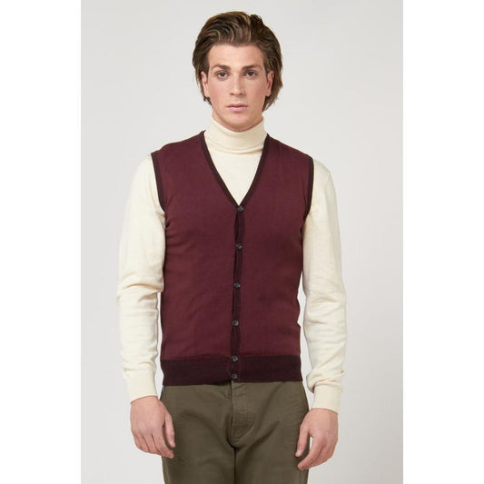 Vest by Gas for men in cashmere cotton & polyester bordeaux showcases a utilitarian silhouette, artfully incorporating and a utilitarian for a truly utilitarian finish.