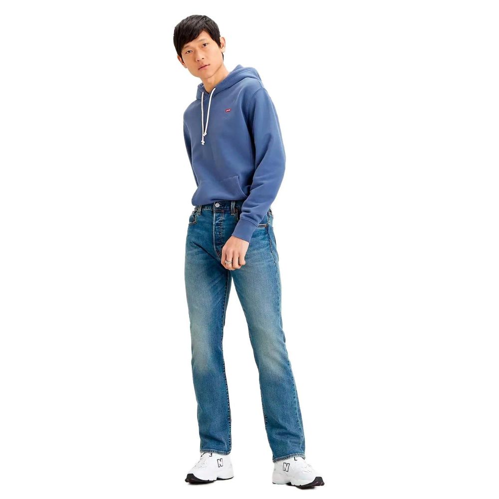 Jeans by Levi's for men in stretch polyester cotton denim blue presents a refined pantology silhouette, artfully defined by a refined pantology straight-leg, long, and a sophisticated .