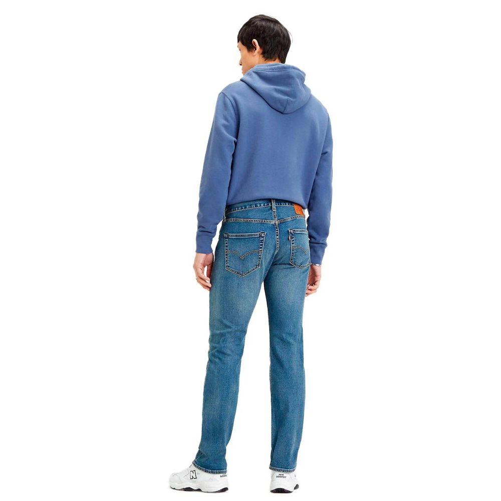 Jeans by Levi's for men in stretch polyester cotton denim blue features a refined silhouette with a refined straight-leg, defined by a and a refined long for a refined finish.