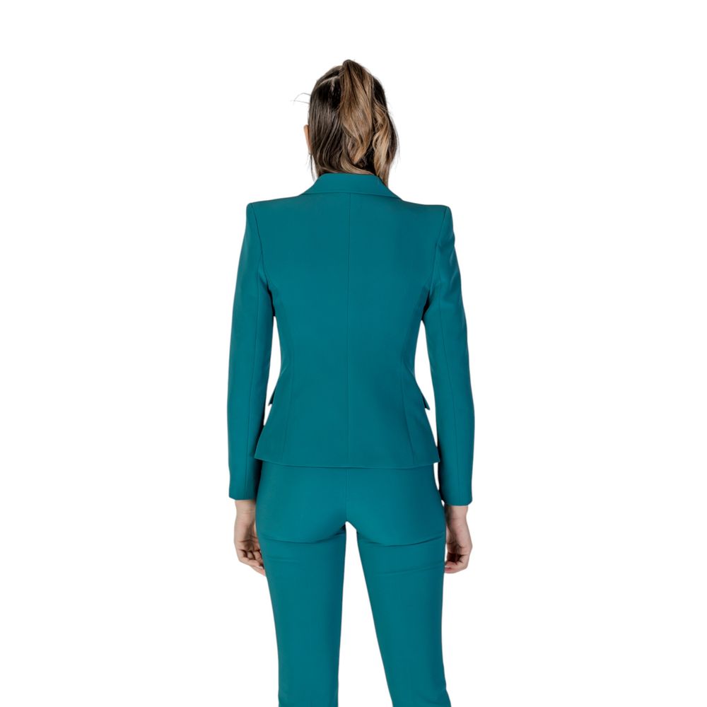 This Blazer by Rinascimento for women in stretch polyester black & gold presents a tailored silhouette, meticulously tailored with a tailored round neckline and distinctive for a tailored finish.